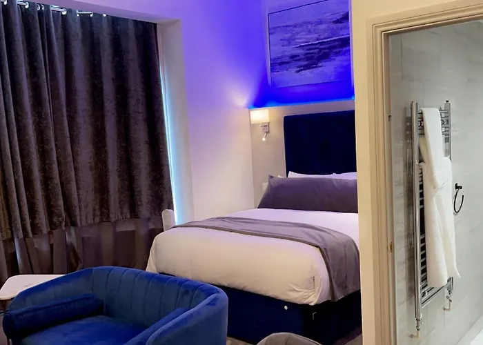 The Lux Ville, Stunning 6 Bedroom Home In London