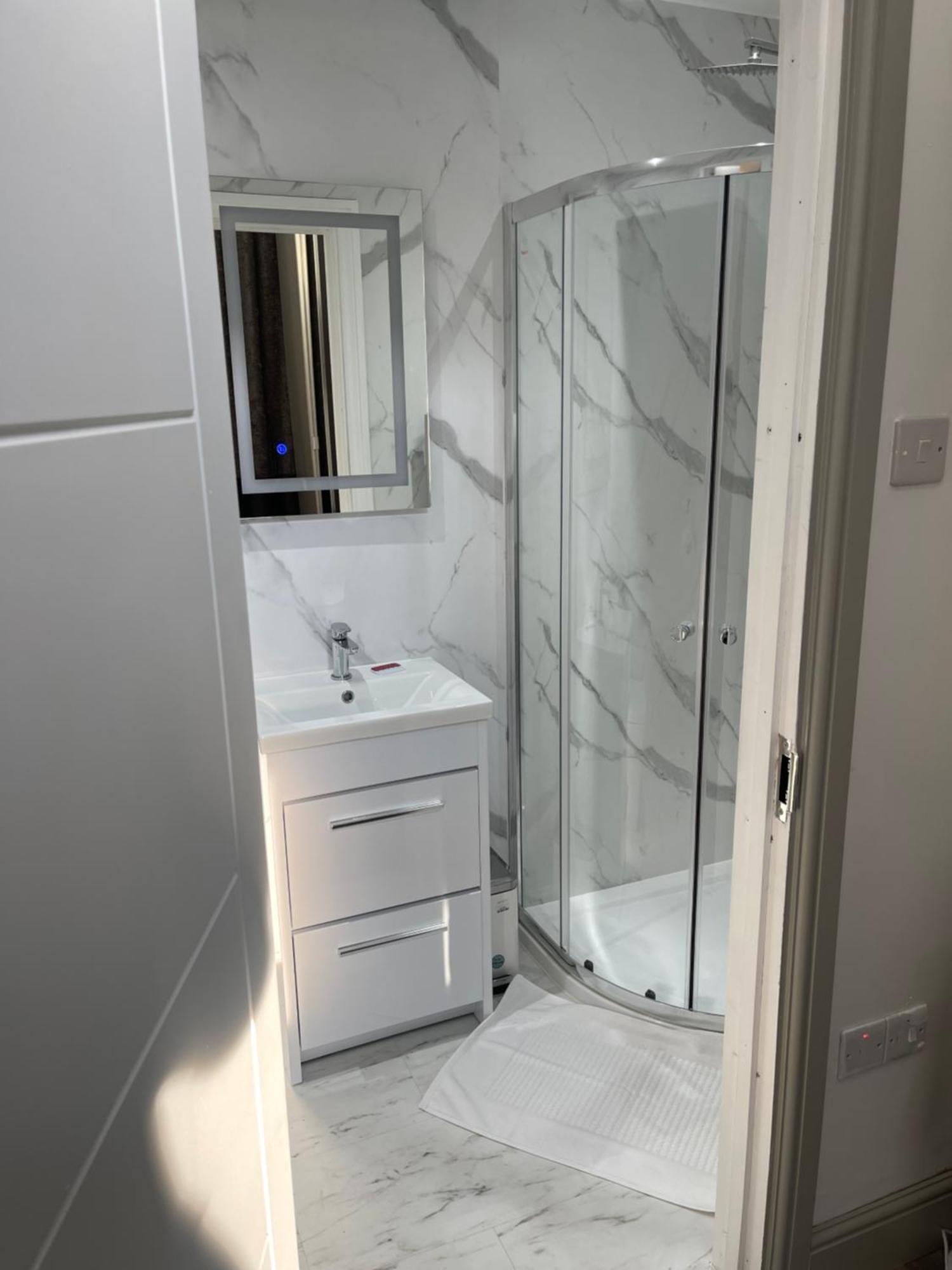 The Lux Ville, Stunning 6 Bedroom In London Holiday home