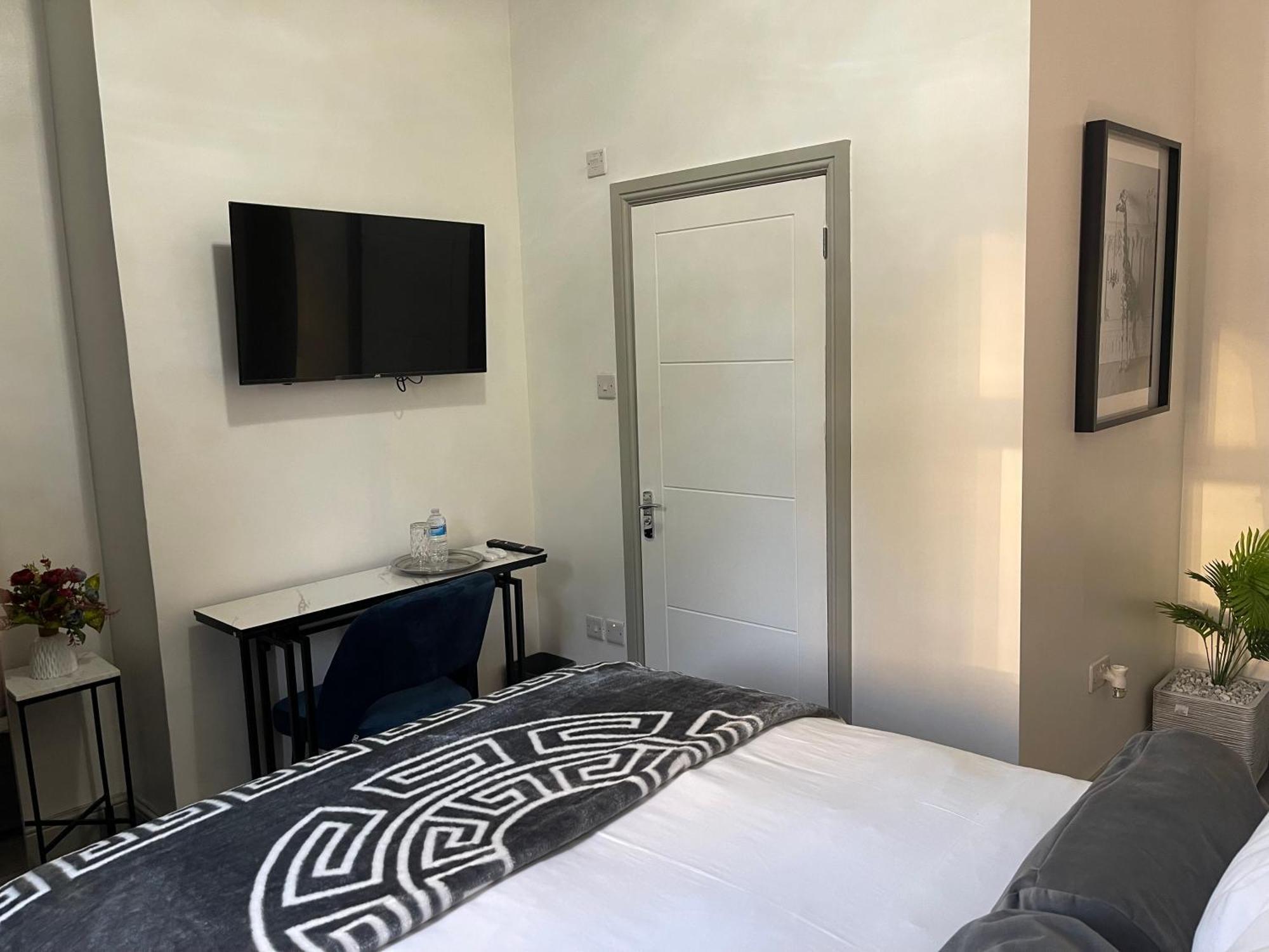The Lux Ville, Stunning 6 Bedroom In London Holiday home *