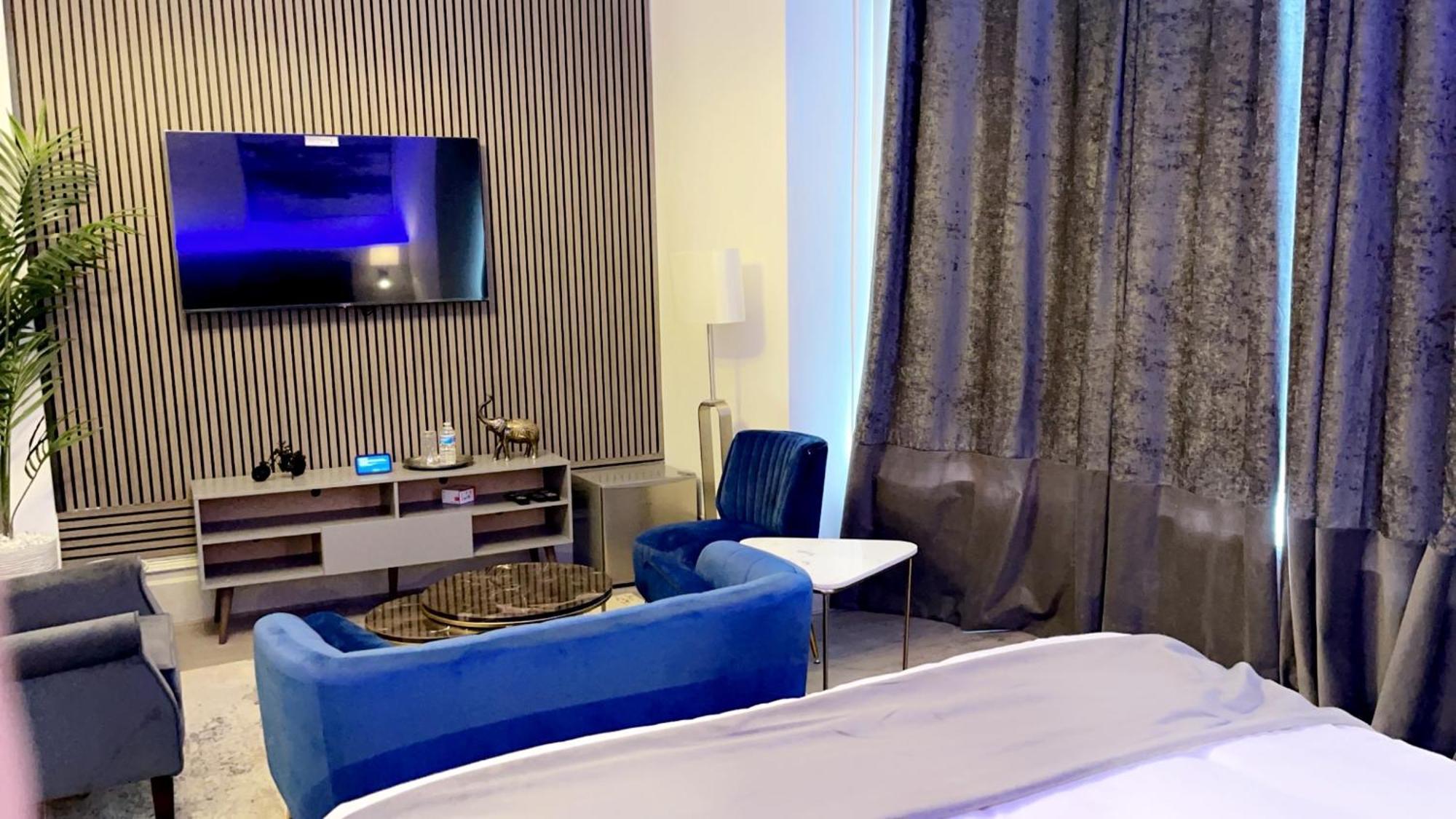 The Lux Ville, Stunning 6 Bedroom In London Holiday home