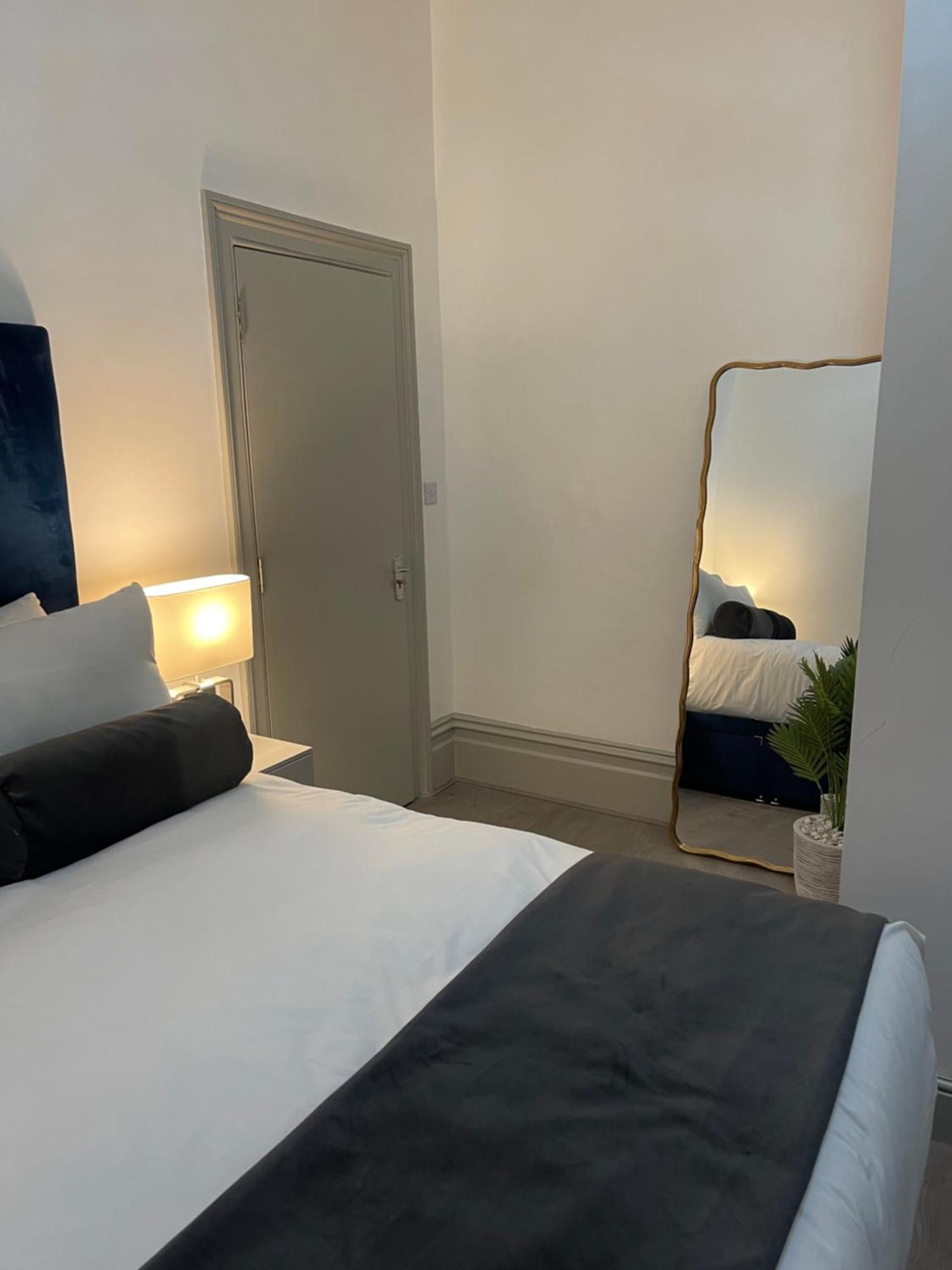 The Lux Ville, Stunning 6 Bedroom In London * Plumstead (Greater London)