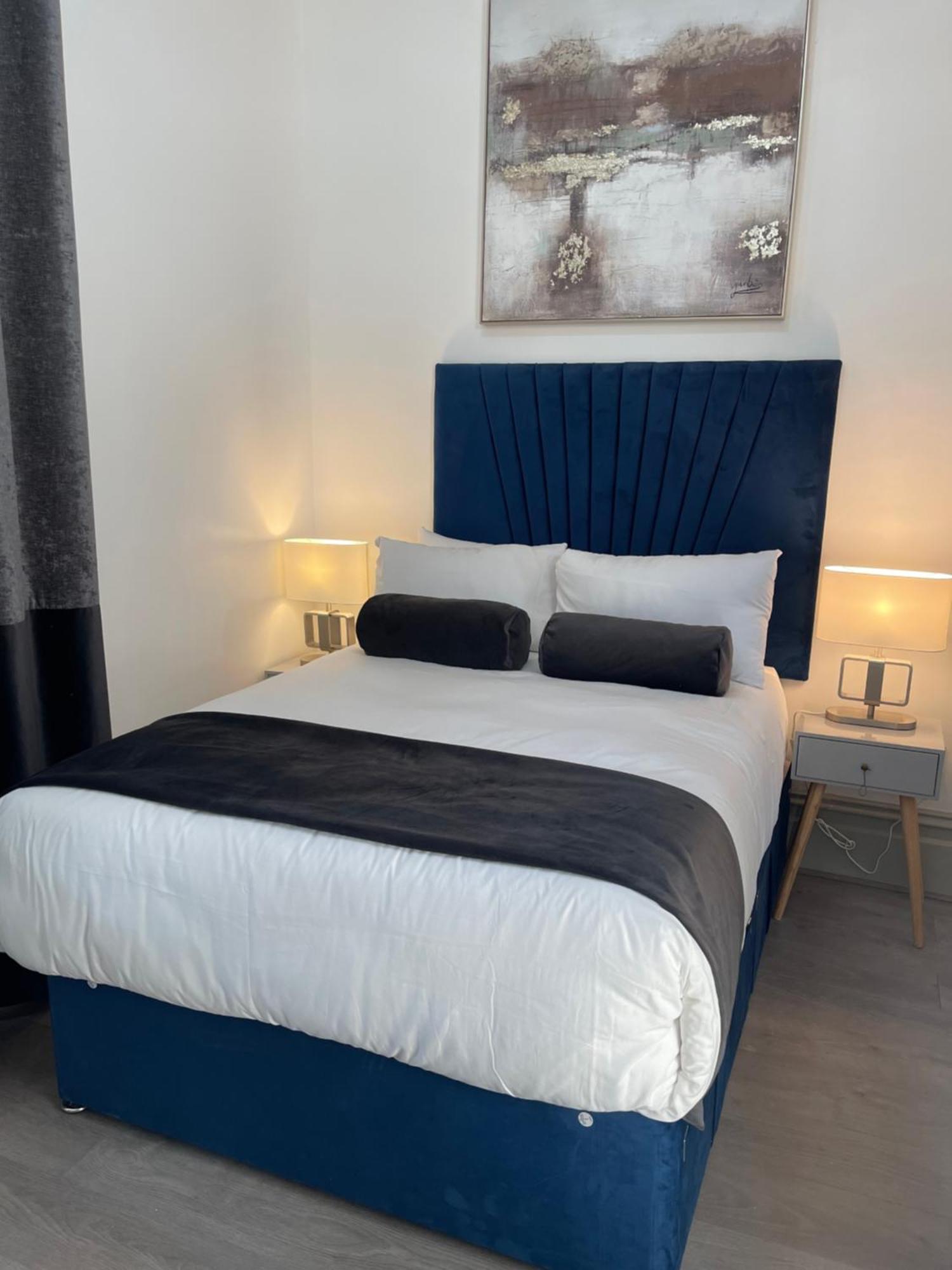 The Lux Ville, Stunning 6 Bedroom In London Holiday home *